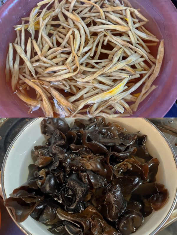 黄花菜木耳炖鸡汤