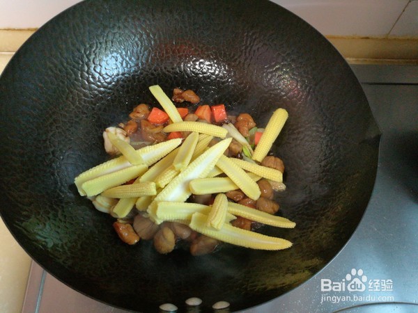 如何制玉米笋鸡肉干炖栗子