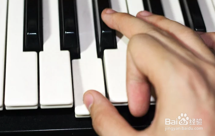 如何在钢琴上弹奏音阶