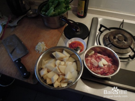 羊肉烧土豆的做法