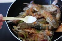 美味酱香皮皮虾的做法