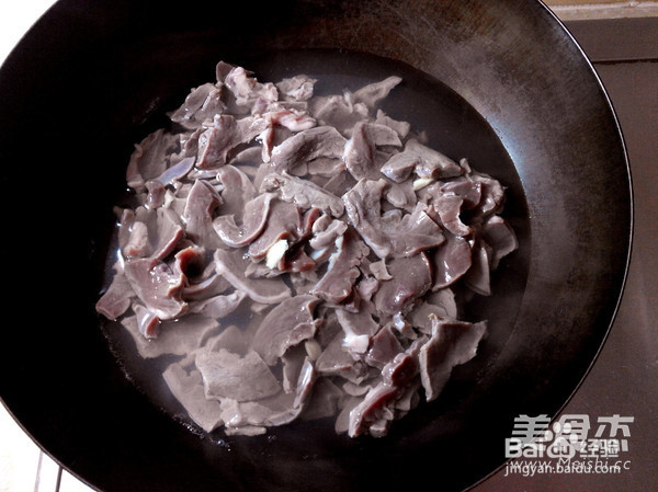 蒜苔炒猪心的做法