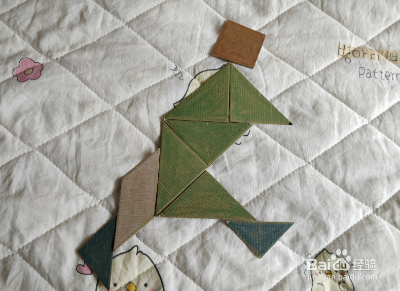 用九巧板怎么拼一个跑步玩耍的小朋友呢？