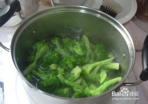 如何做出美味佳肴核桃仁炒西兰花