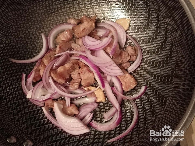 洋葱香煎五花肉怎么做？