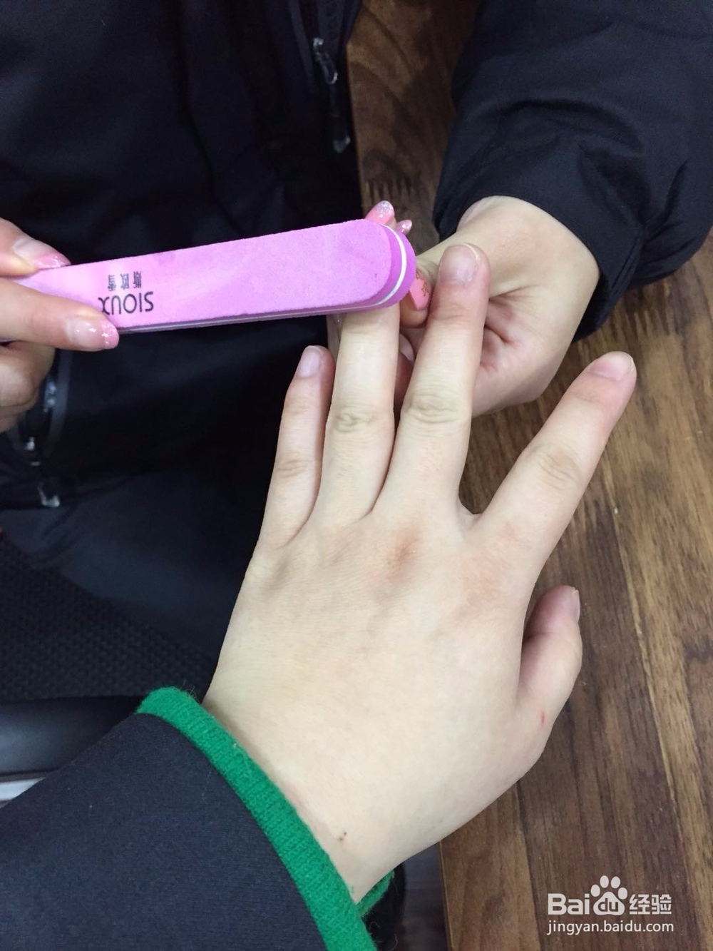 如何自己在家做蔻丹美甲