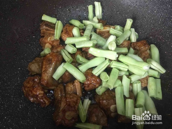 饭菜一锅出的豆角排骨焖饭