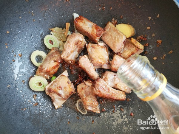 如何做出不需要油的土豆烧排骨