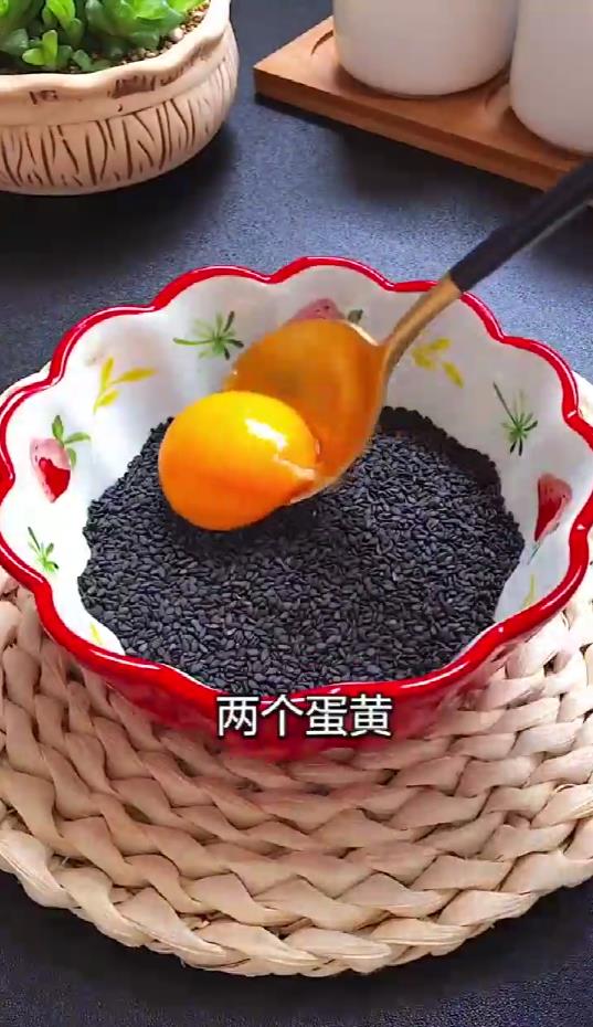 黑芝麻蛋黄薄饼怎么做？