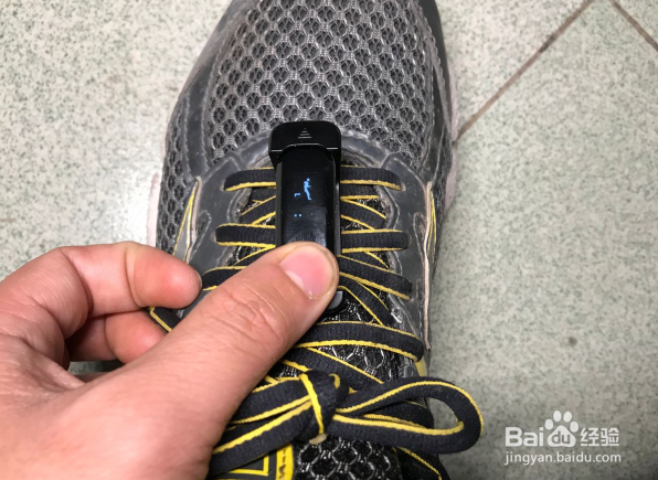 荣耀手环4running怎么戴在鞋上使用