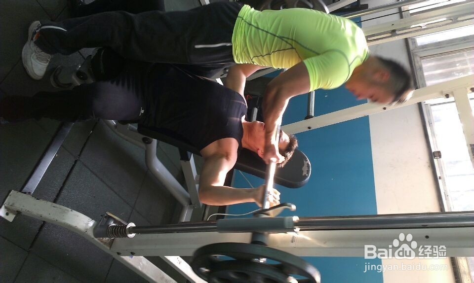 如何安排胸肌和腹肌训练