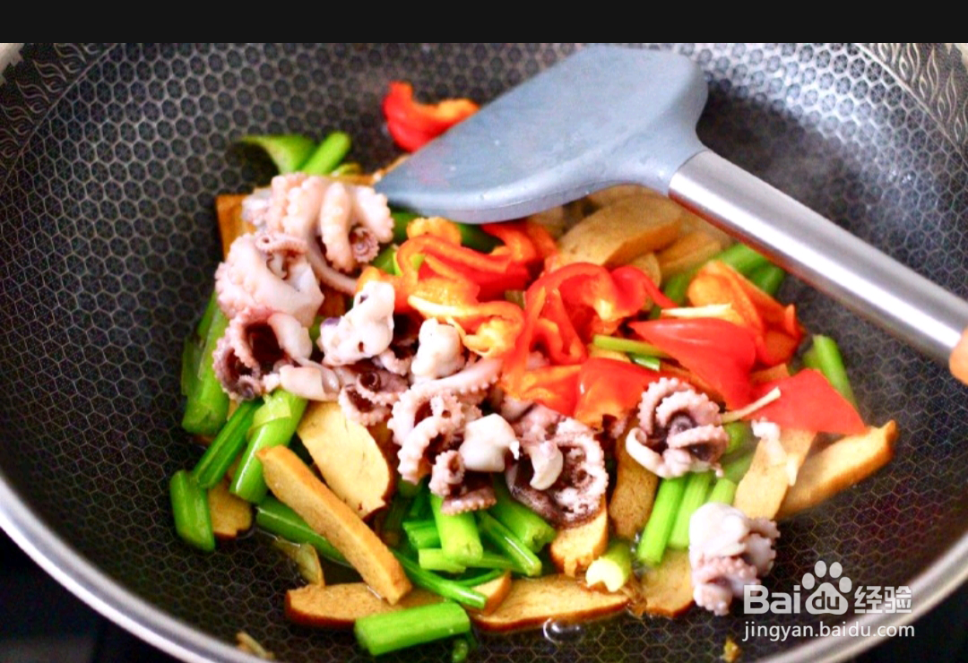 如何做出墨鱼香干芹菜小炒？
