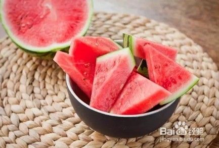 露台种了几株西瓜苗 结的瓜一个夏天都没吃完 百度经验