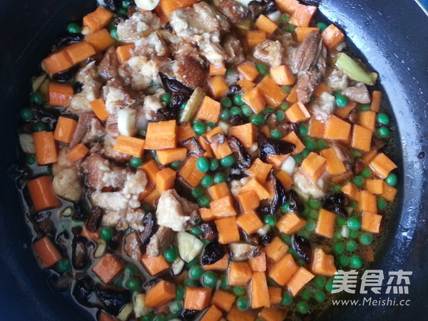 红烧肉焖饭的做法