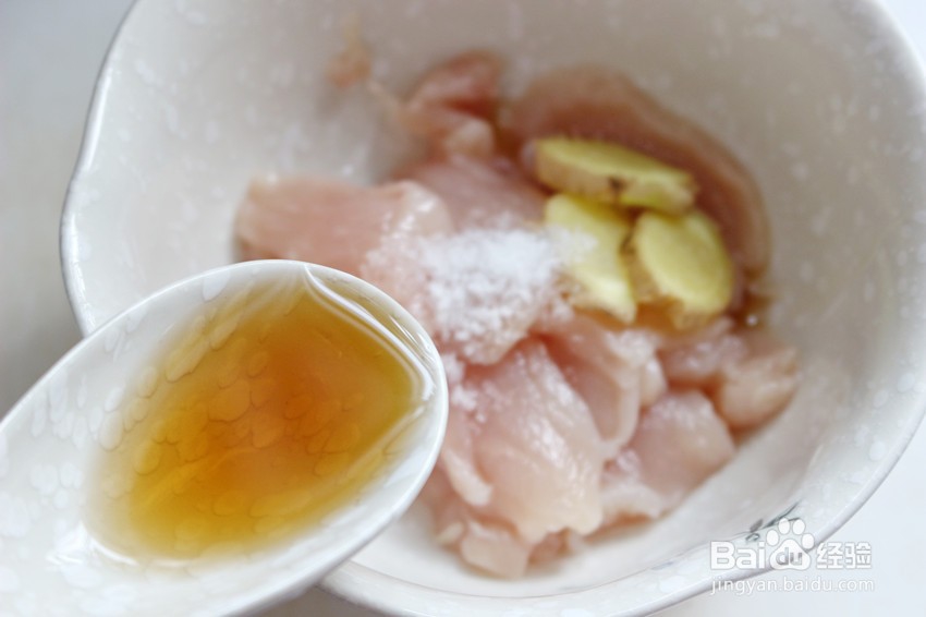三椒杏鲍菇炒鸡胸肉怎么做
