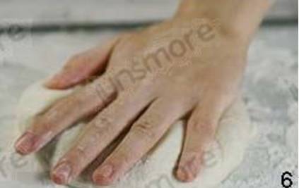 怎样在家中自制美味的金枪鱼火腿pizza