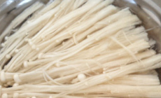黑木耳金针菇炒辣椒