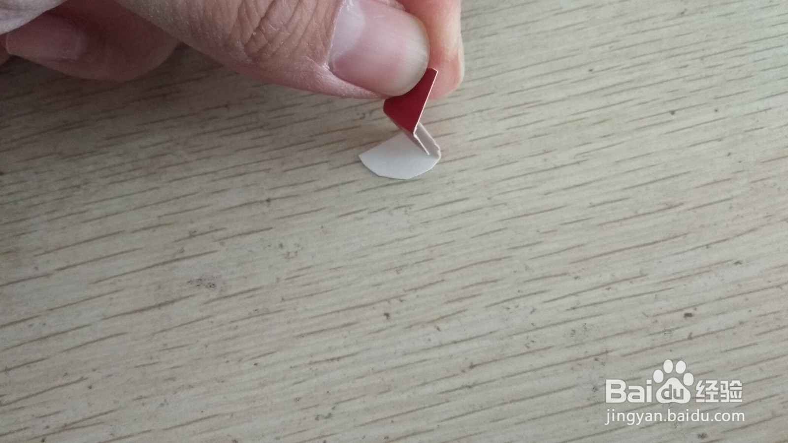 如何用两个半圆形硬卡纸做简易的中性笔的支架
