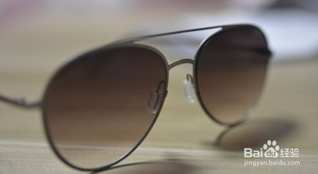 夏季户外戴哪种墨镜比较实用？