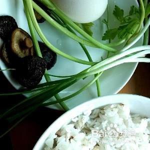 健康养生佳品香菇鸡蛋酱油炒饭的做法
