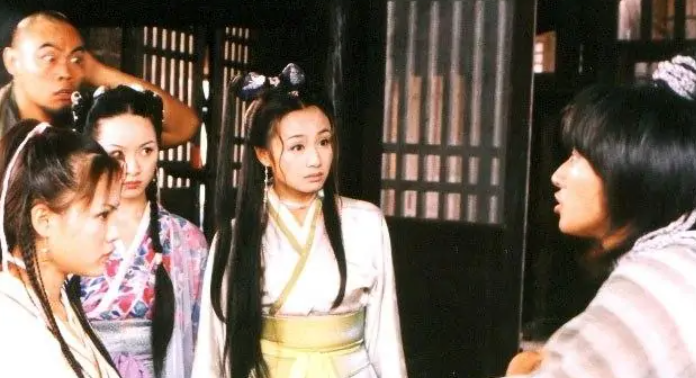 乌龙闯情关的霍水仙最后死了吗