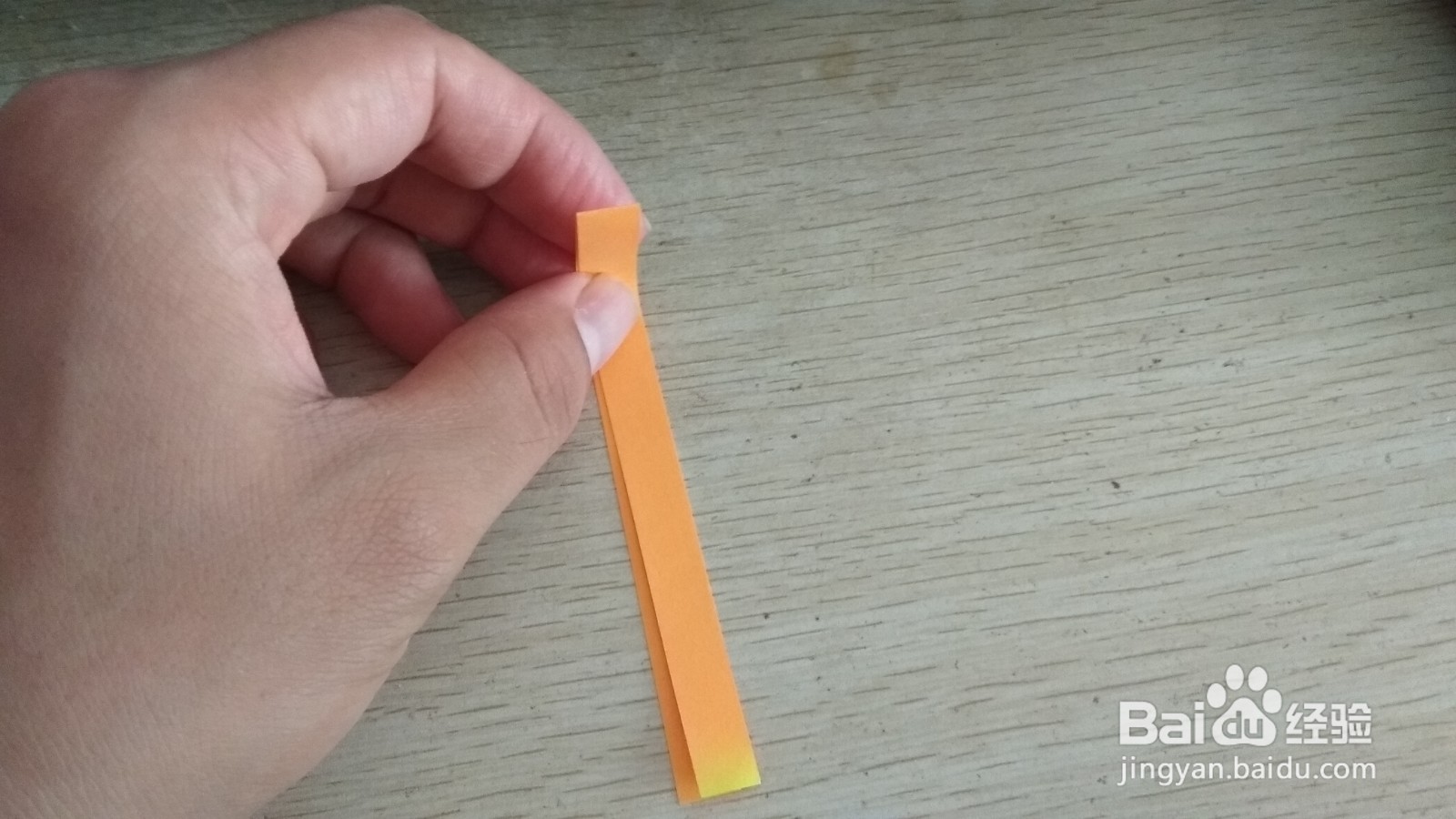 如何用一个细长的纸条做两支中性笔的支架