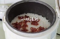 香气四溢的腊肉煲仔饭
