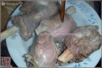 萝卜枸杞炖羊腿的做法