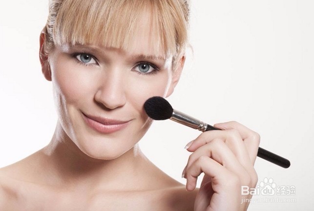 魅惑美妆：如何正确区分蜜粉和散粉