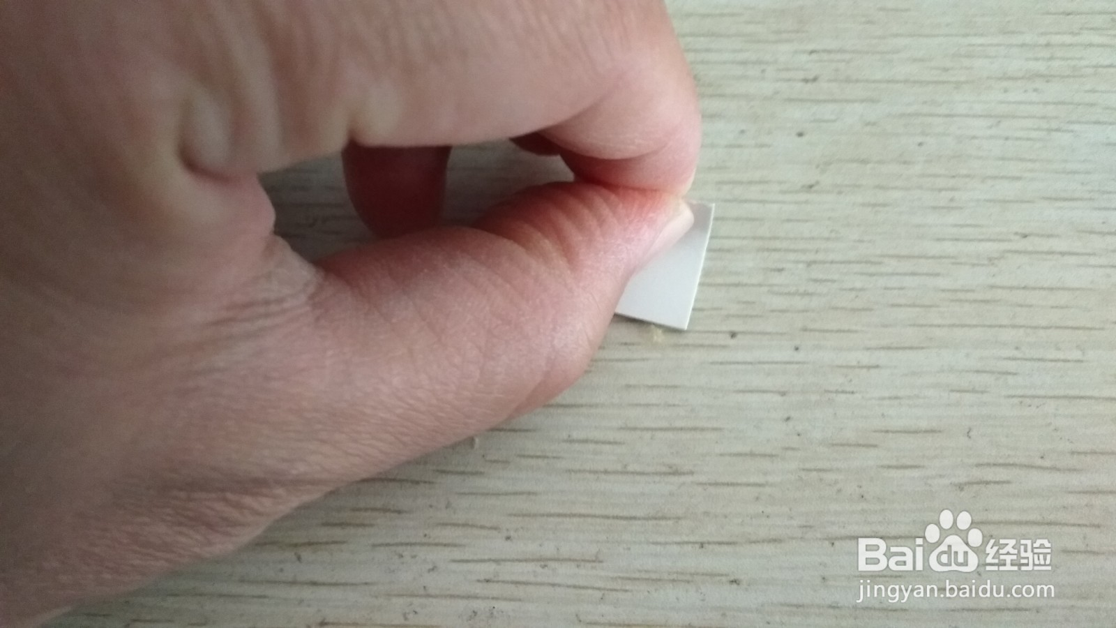 如何用两个正方形硬卡纸做简易的中性笔的支架