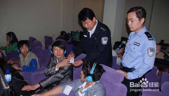 警察能随意查身份证吗？如果没带能拒绝吗？