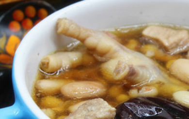 眉豆花生煲鸡爪的攻略