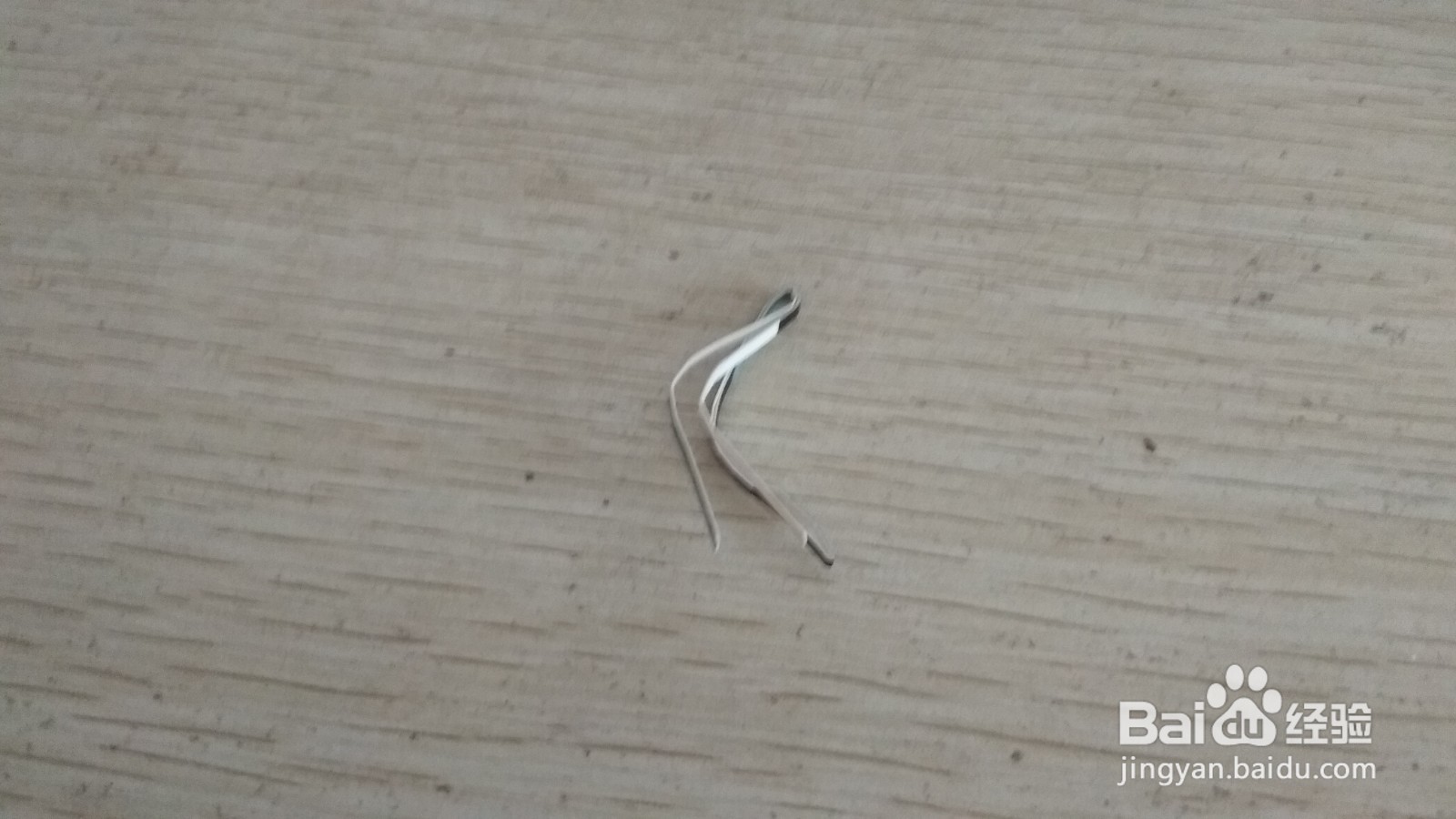 如何用一条细长的硬卡纸做简易的中性笔的支架