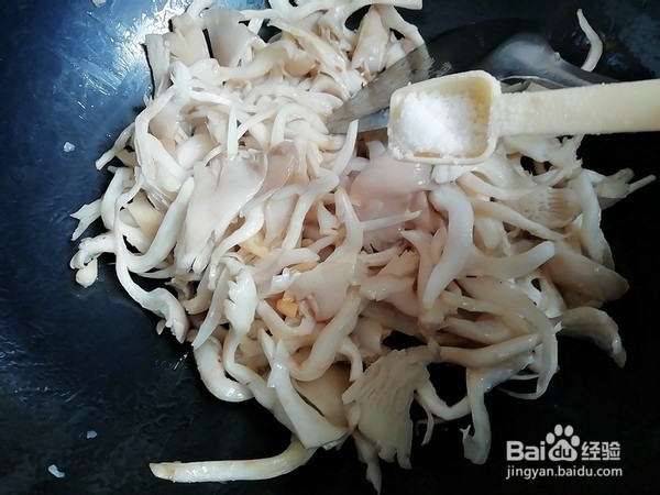 平菇炒肉的做法