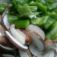 青椒香菇鲜炒鸡