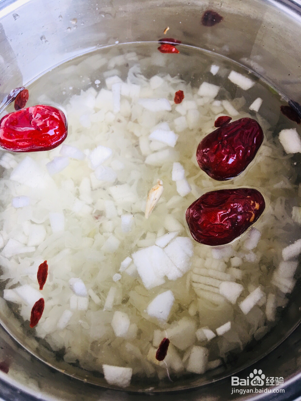 美味好吃的银耳雪梨羹