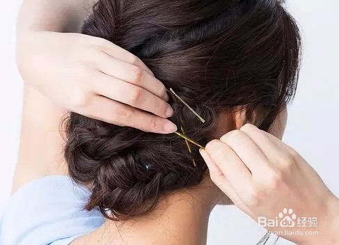 看起来超复杂的盘发居然几个步骤就能搞定了!