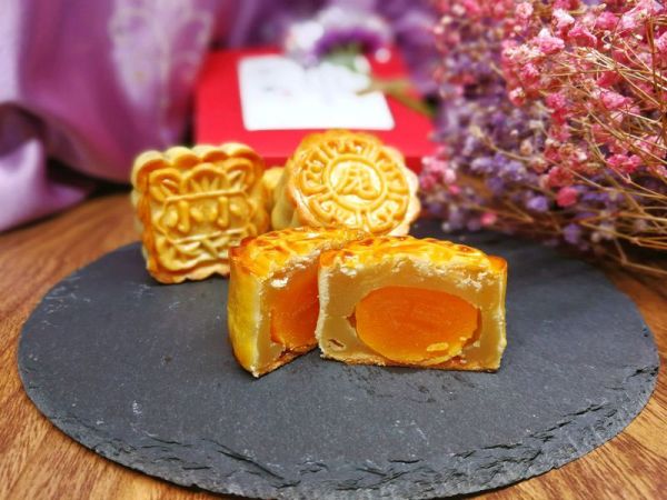 白莲蓉蛋黄月饼