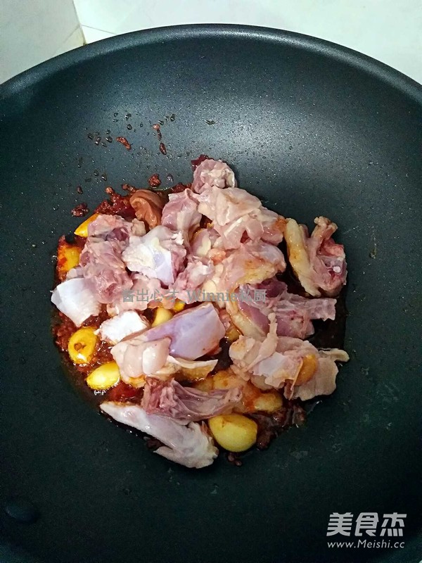 红油烧土鸡的做法