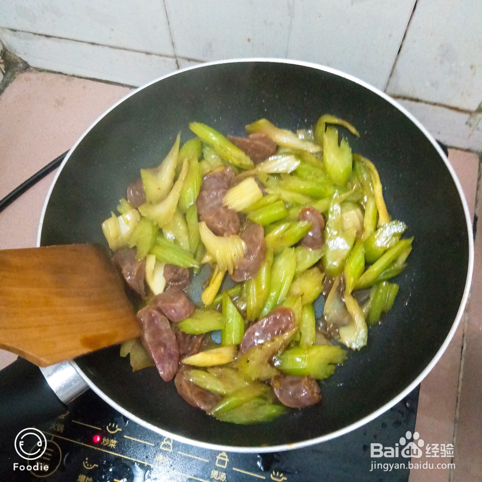 营养美味的芹菜炒腊肠
