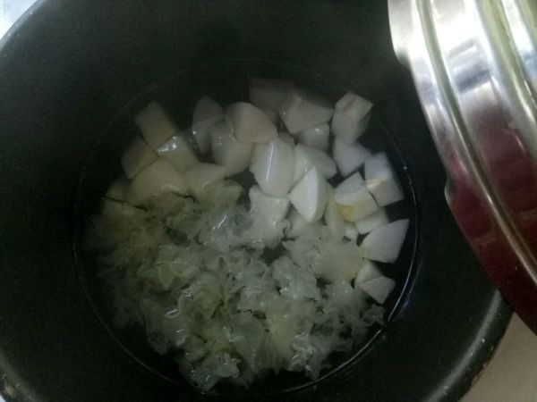 冰糖雪梨银耳甜汤