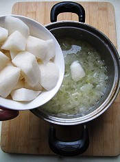 杏仁雪梨银耳汤