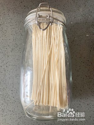 令人欲罢不能的葱油拌面的做法。