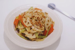 蒜油藕片的做法