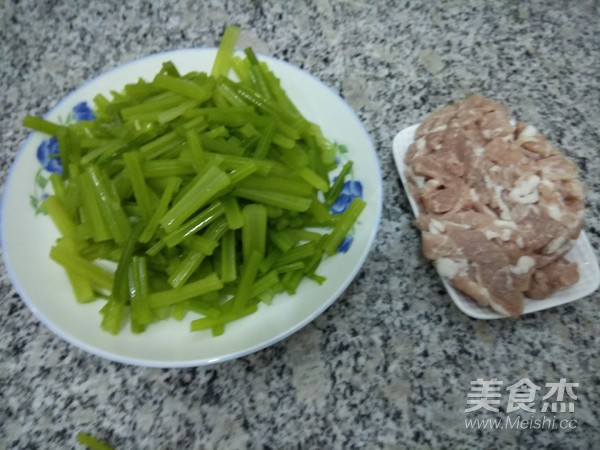 肉炒香芹的做法