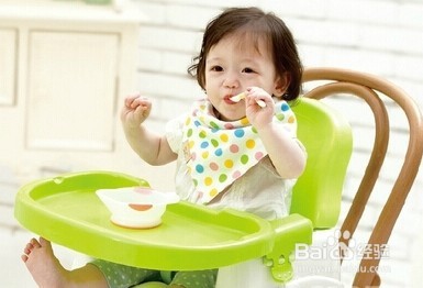 给宝宝添加辅食的时间和具体操作方式