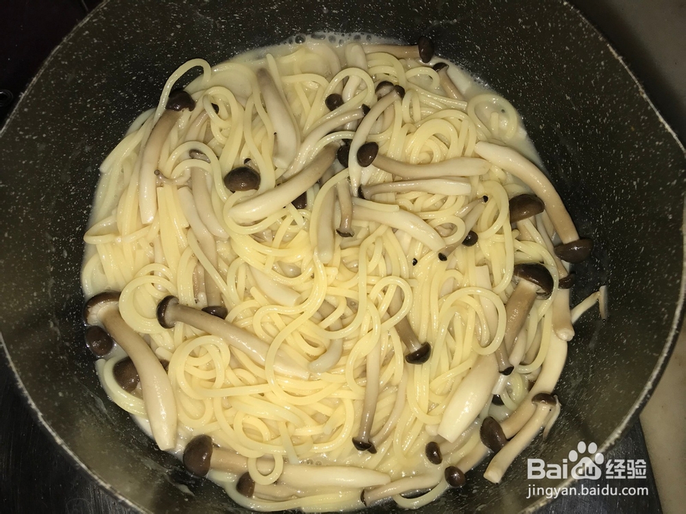 白汁蟹味菇拌意大利面