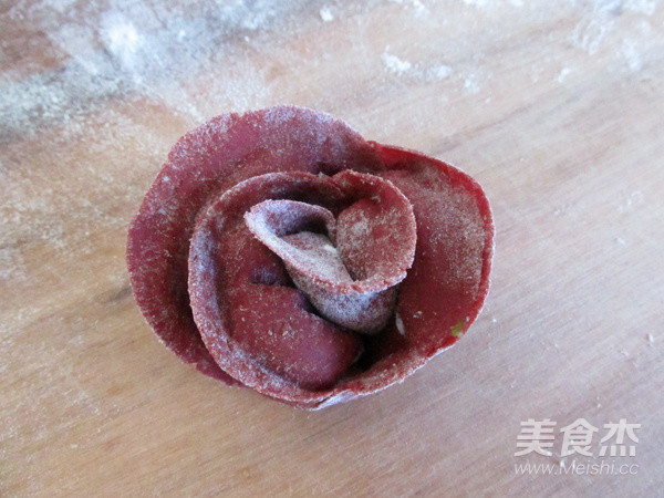 玫瑰花煎饺的做法