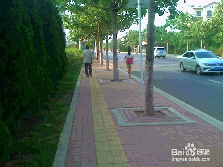人行道路铺设要安全平坦