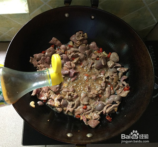 酸豆角炒鸡杂的做法